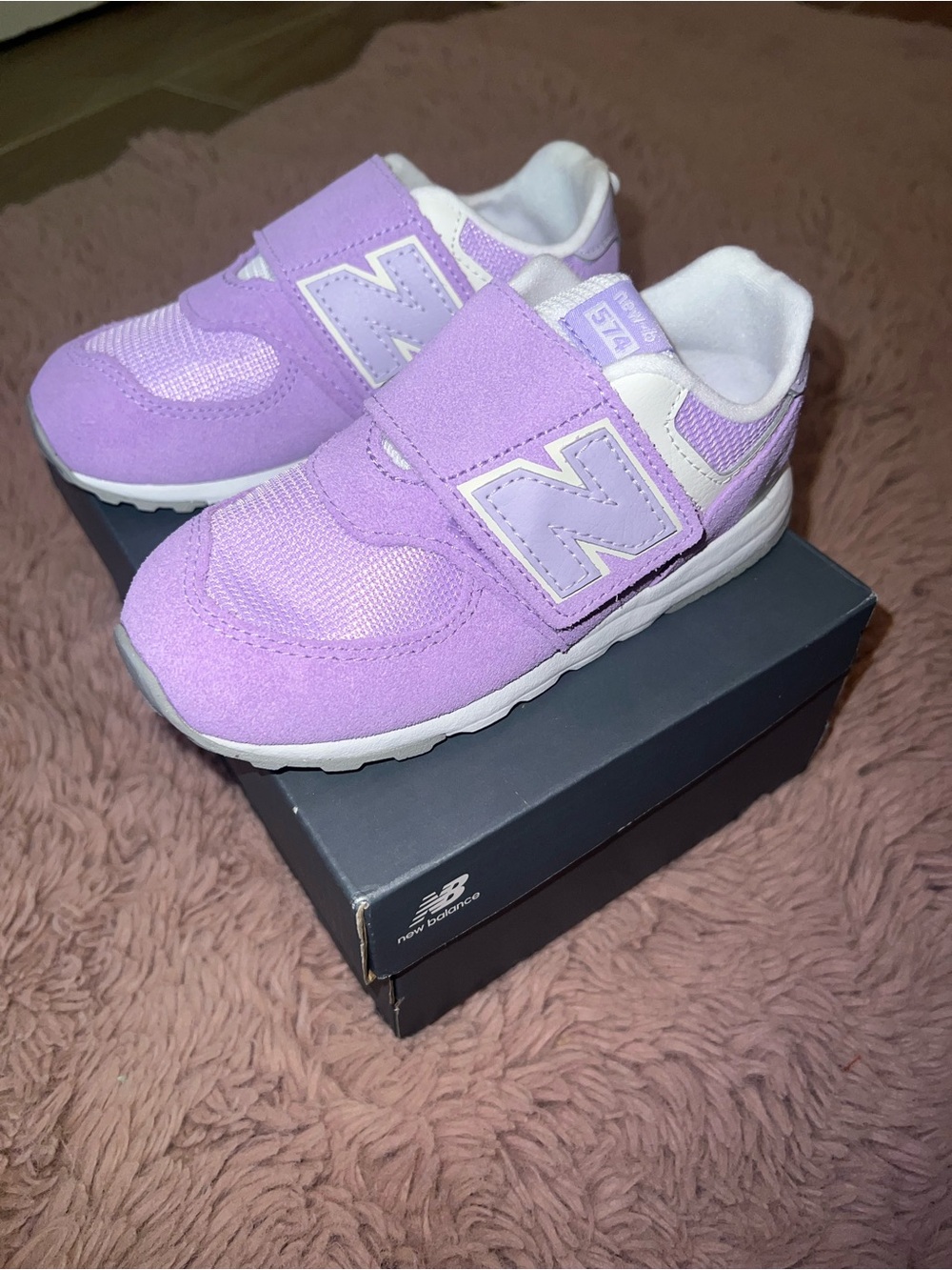 New Balance Kids Velcro Sneakers in Lavender Purple